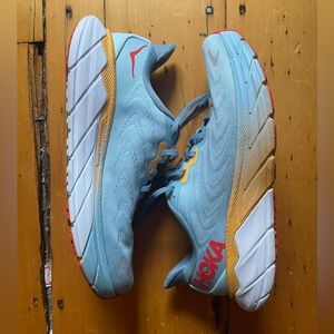 Hoka Arahi 6 running shoes